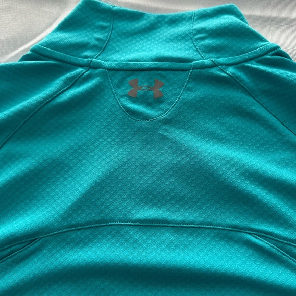 Under Armour women’s heat gear XL pull over shirts - 2 total - Picture 8 of 9